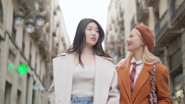 Sokakta Yürüyen Konuşan Asyalı Lezbiyen Bir Çiftin Yavaş Çekim Videosu — Stok video