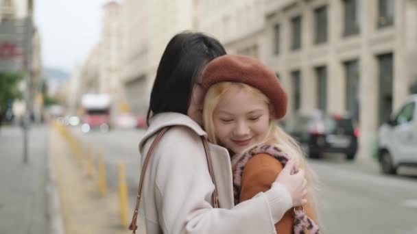 도시의 거리에서 포옹하는 레즈비언 Asian 커플의 움직임 비디오 — 비디오
