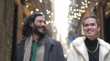Birlikte yürürken sokak ışıklarına bakan eşcinsel bir çiftin yavaş çekim videosu.
