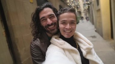 Gey bir çiftin şehrin sokaklarında selfie çektiği yavaş çekim videosu.