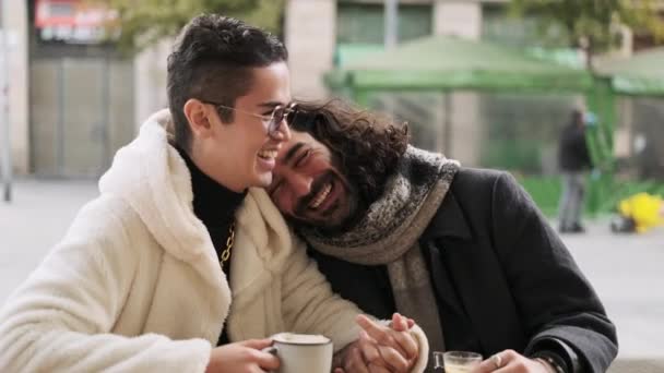 遅いですムービーのCaucasianスタイリッシュなゲイカップルイチャイチャのコーヒーを飲みながらAカフェテリア — ストック動画