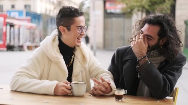 Zpomalené Video Stylového Homosexuálního Páru Vtipkujícího Smějícího Při Pití Kávy — Stock video