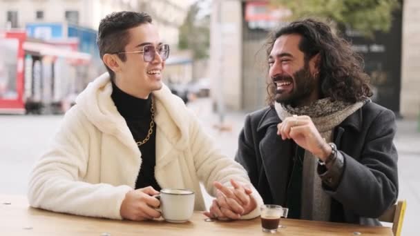 Медленное Видео Счастливой Гей Пары Смеющейся Чашкой Кофе Городской Столовой — стоковое видео