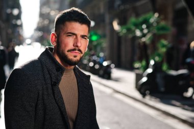 Şehir sokaklarında çok şık bir adamın fotokopi çekilen portresi.