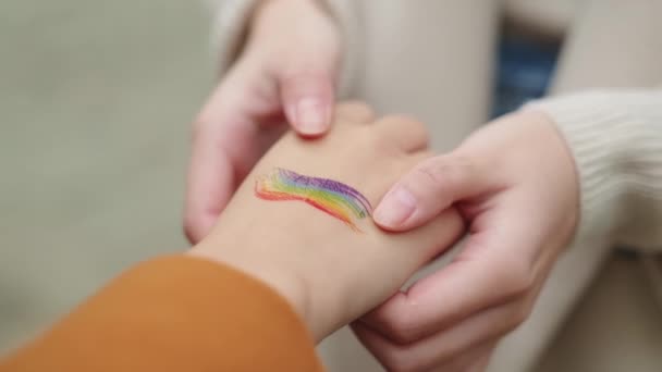 Close Slow Motion Video Asian Lesbians Touching Each Others Hands — Vídeo de stock
