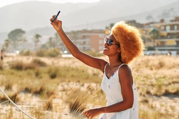Perfil Una Mujer Belleza Afro Sonriente Tomando Selfie Con Móvil —  Fotos de Stock