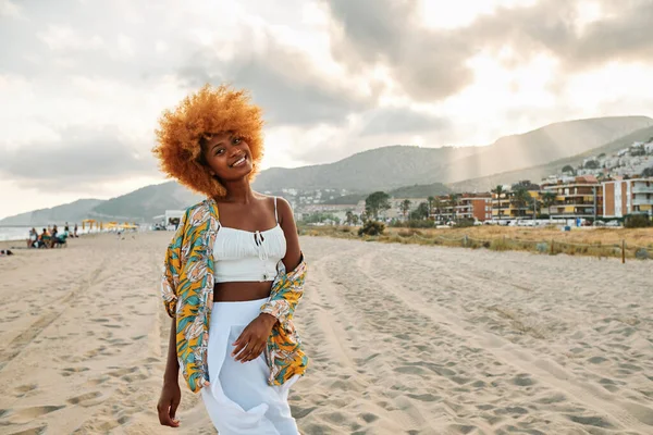 Красавица Африканской Прической Прогуливается Пляжу Ветреный День — стоковое фото