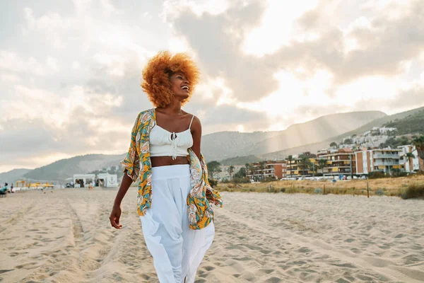 Веселая Женщина Африканской Прической Прогуливается Пляжу Ветреный День — стоковое фото