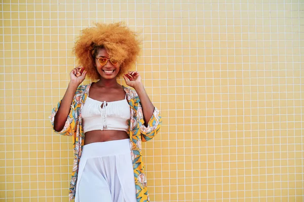 Urban Porträtt Kvinna Med Afro Frisyr Och Hjärtform Solglasögon — Stockfoto
