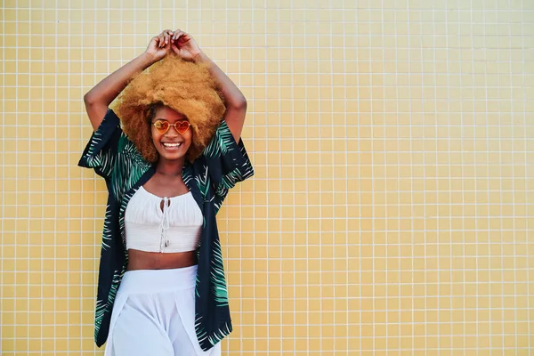 Nowoczesna Afro Kobieta Uśmiecha Się Podczas Pozowania Letnich Ubrań Przed — Zdjęcie stockowe