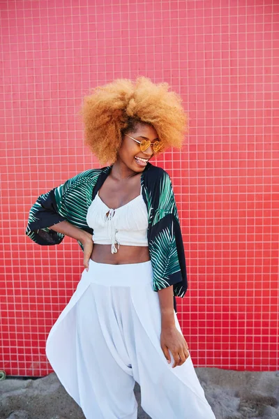 Pionowe Zdjęcie Modelki Afro Pozującej Podczas Uśmiechu Miejskiej Różowej Ścianie — Zdjęcie stockowe