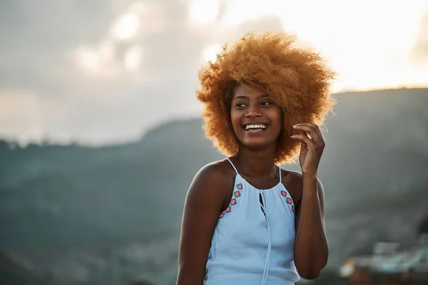 Portré Egy Hűvös Afro Frizura Szabadban Naplementekor — Stock Fotó