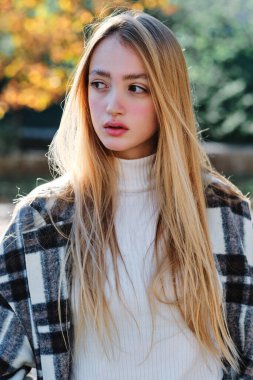 Güzel bir sarışının dikey portresi dikkati dağılmış.