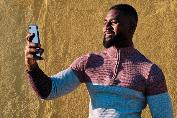 Porträtt Stark Och Stilig Afrikansk Man Som Tar Selfie Utomhus — Stockfoto