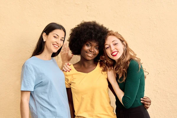 Potret Tiga Teman Perempuan Multietnis Tersenyum Studio Stok Gambar