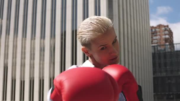 Slow Motion Video Snygg Affärskvinna Kasta Punch Bär Boxningshandskar Utomhus — Stockvideo