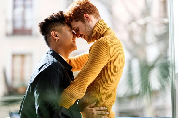 Tierna Escena Una Pareja Gay Abrazándose Terraza Casa —  Fotos de Stock