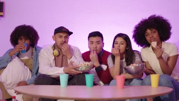 Vídeo Cámara Lenta Amigos Multiétnicos Comiendo Maíz Pop Mientras Ven — Vídeo de stock
