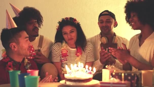 Vídeo Câmera Lenta Grupo Multiétnico Amigos Cantando Para Celebrar Aniversário — Vídeo de Stock