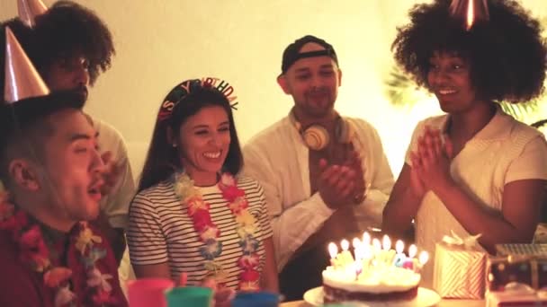 Vídeo Câmera Lenta Grupo Multiétnico Amigos Cantando Para Celebrar Aniversário — Vídeo de Stock