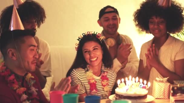 Vídeo Cámara Lenta Una Mujer Feliz Soplando Velas Pastel Cumpleaños — Vídeo de stock