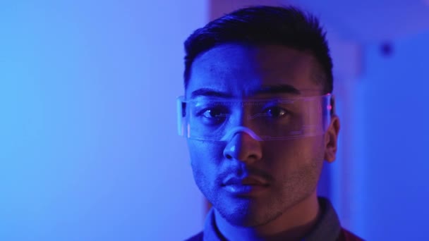 Медленное Видео Серьезного Азиатского Человека Использующего Очки Дополненной Реальности Синем — стоковое видео