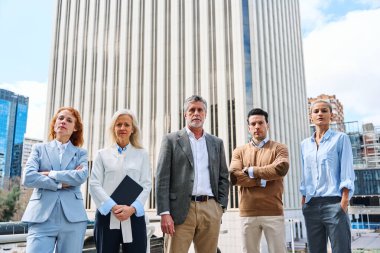 Finans bölgesinde kameraya bakan iş adamları gururlu bir şekilde duruyorlar.