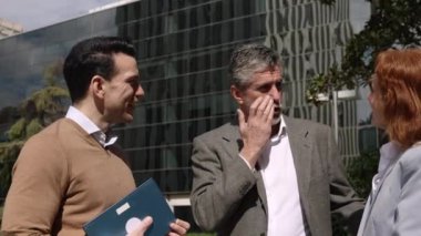 Beyaz iş adamlarından oluşan küçük bir grubun şehir sokaklarında rahatça konuştuğu yavaş çekim videoları.