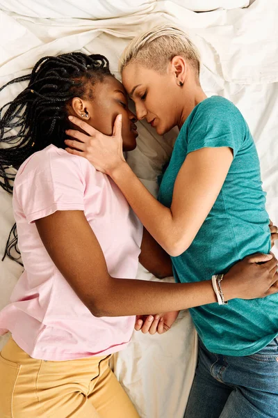 Top View Retrato Una Pareja Lesbiana Multiétnica Abrazándose Cama — Foto de Stock