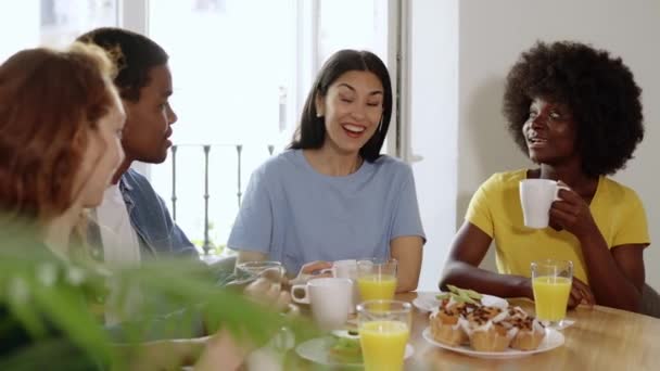 多民族轻松的朋友在家里一起吃健康早餐的慢镜头 — 图库视频影像