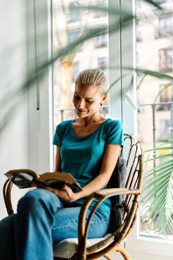 Kitap okuyan ve evinde gülümseyen şık bir kadının dikey portresi.