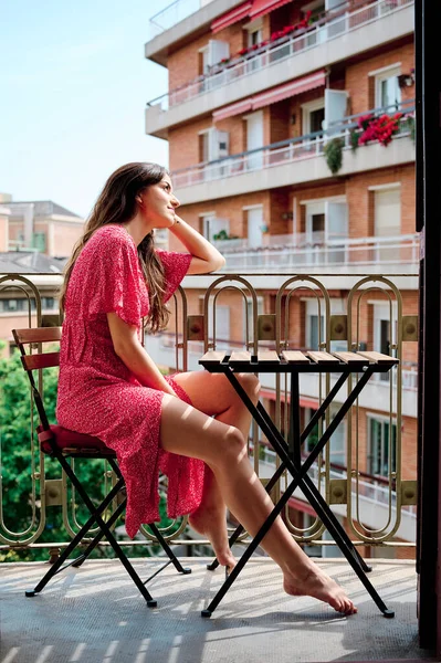 Žena Odvrací Pohled Relaxaci Zatímco Sedí Balkóně — Stock fotografie