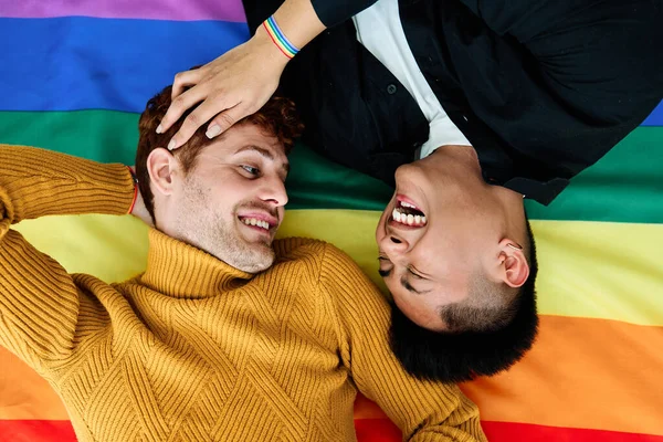 Retrato Cima Feliz Casal Gay Deitado Uma Bandeira Lgbt — Fotografia de Stock