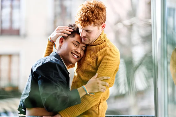 Retrato Una Feliz Pareja Gay Multiétnica Abrazándose Terraza Casa — Foto de Stock