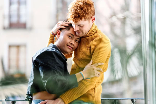 Pareja Gay Multiétnica Abrazándose Juntos Balcón Casa Día Soleado — Foto de Stock