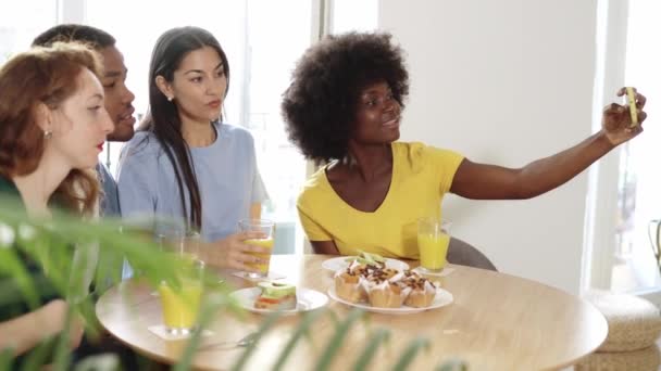 Slow Motion Video Grupp Glada Multietniska Vänner Poserar Medan Tar — Stockvideo