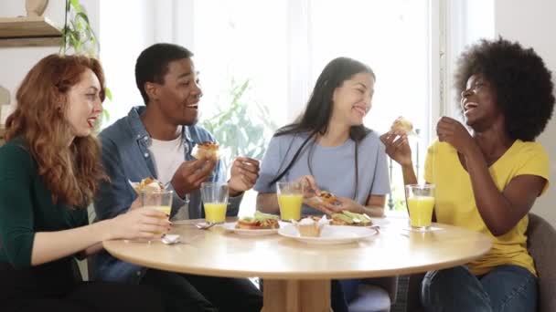Evde Kahvaltı Ederken Etnik Çeşitlilikte Sohbet Eden Bir Grup Arkadaşın — Stok video