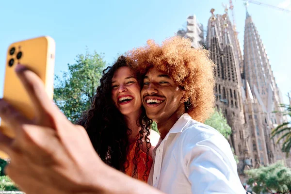 Barselona, İspanya 'da selfie çeken iki turist.