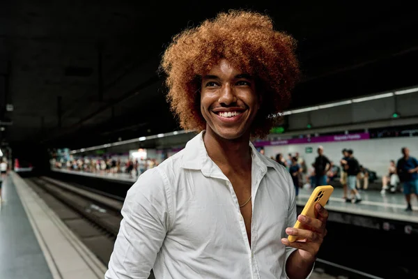 Joven Afro Cabello Latino Hombre Usando Smartphone Metro Subterráneo Ciudad —  Fotos de Stock