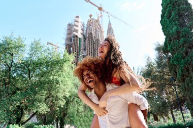 Mutlu iki turist sırtına binip Barselona, İspanya 'da eğleniyor.