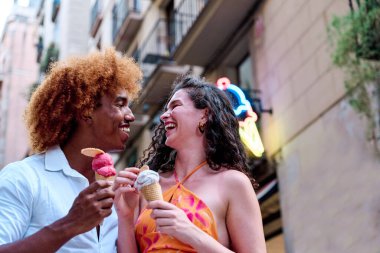 Barselona İspanya 'da dondurma yiyen genç çift - flört ve yaşam tarzı konsepti