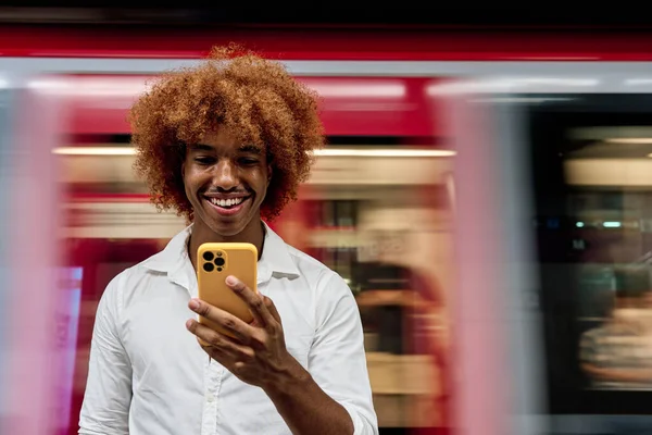 Joven Afroamericano Hombre Pie Metro Usando Smartphone —  Fotos de Stock