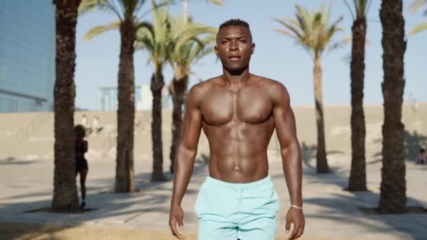 Vídeo Cámara Lenta Deportista Africano Calentándose Antes Comenzar Correr Parque — Vídeo de stock