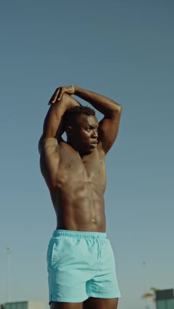 Verticale Slow Motion Video Van Een Sterke Afrikaanse Man Stretching — Stockvideo