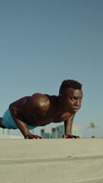 Video Verticale Rallentatore Uomo Sportivo Africano Che Flessioni All Aperto — Video Stock