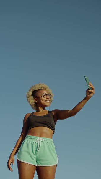 Vertical Slow Motion Video Happy Sportive African Woman Taking Selfie — Stock Video