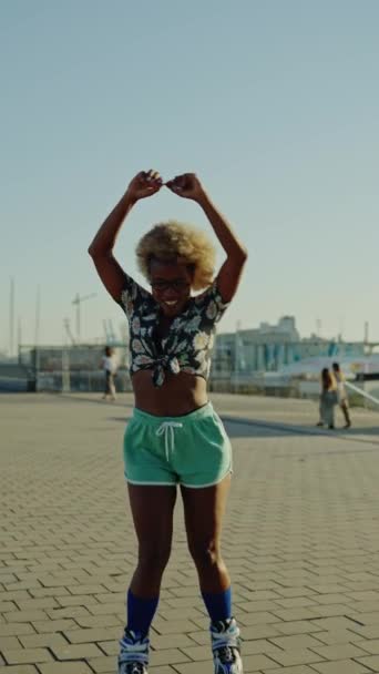 Vídeo Câmera Lenta Vertical Uma Mulher Afro Legal Feliz Patinando — Vídeo de Stock