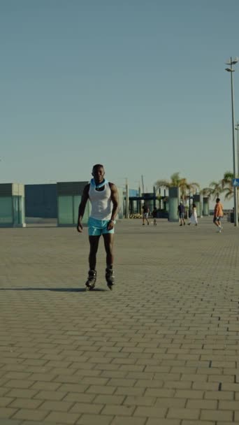 Video Verticale Rallentatore Uomo Africano Avvicina Mentre Pattina Ondeggia Davanti — Video Stock