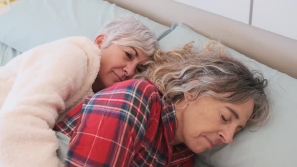 Жіноча Пара Прокидається Ліжку Разом Концепція Lgbt — стокове відео