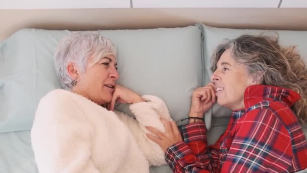 Boldog Női Pár Mosolyog Miközben Együtt Pihennek Ágyon Otthon Lgbt — Stock videók